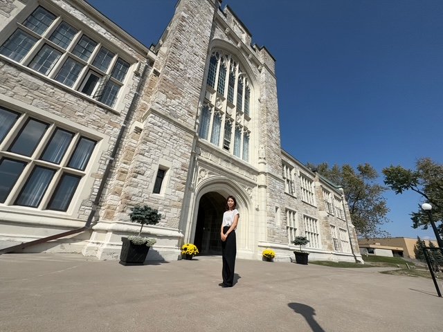 カナダの学校を訪問する西岡彩