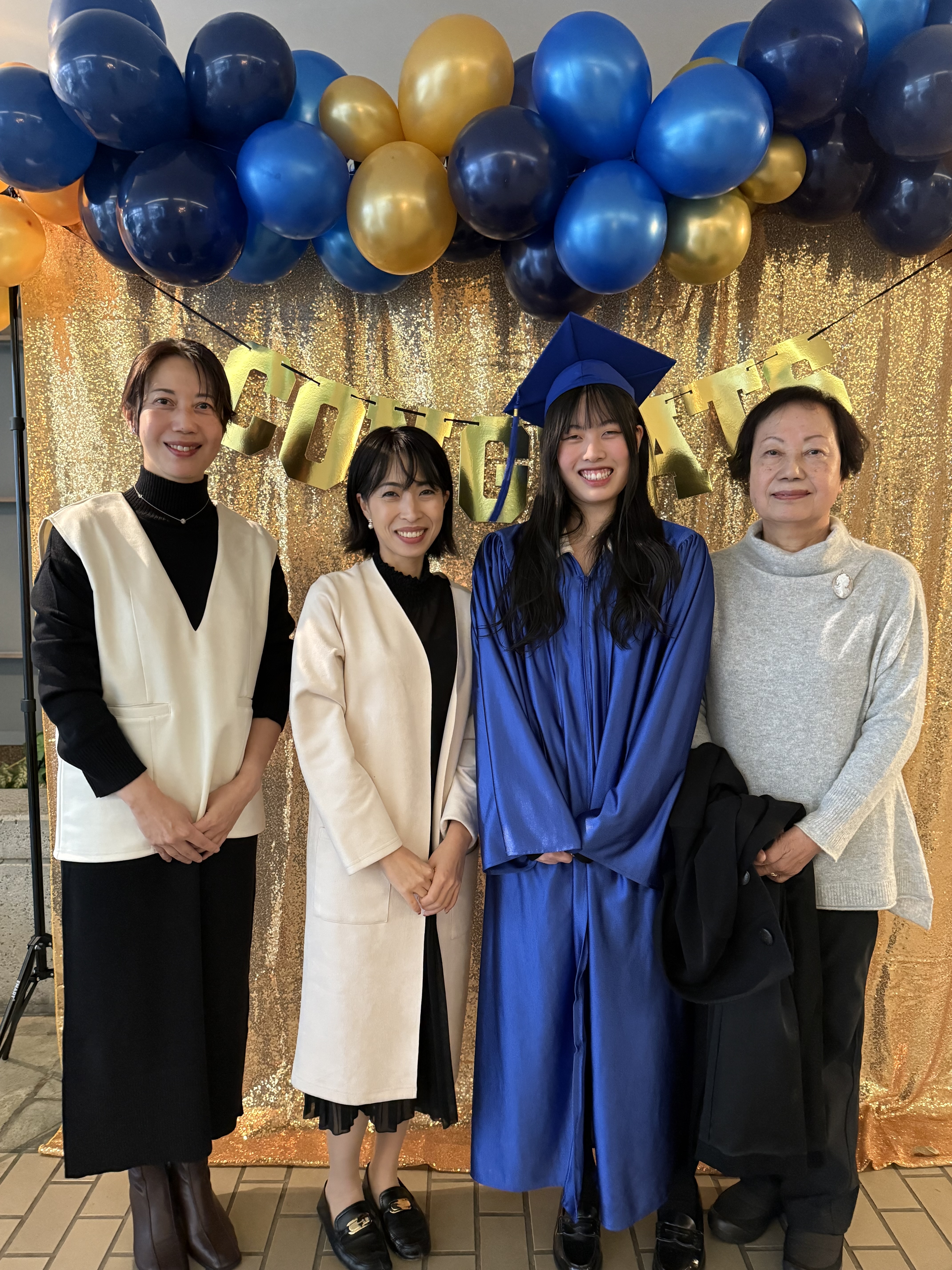 カナダの高校卒業を家族と祝う卒業生と西岡彩