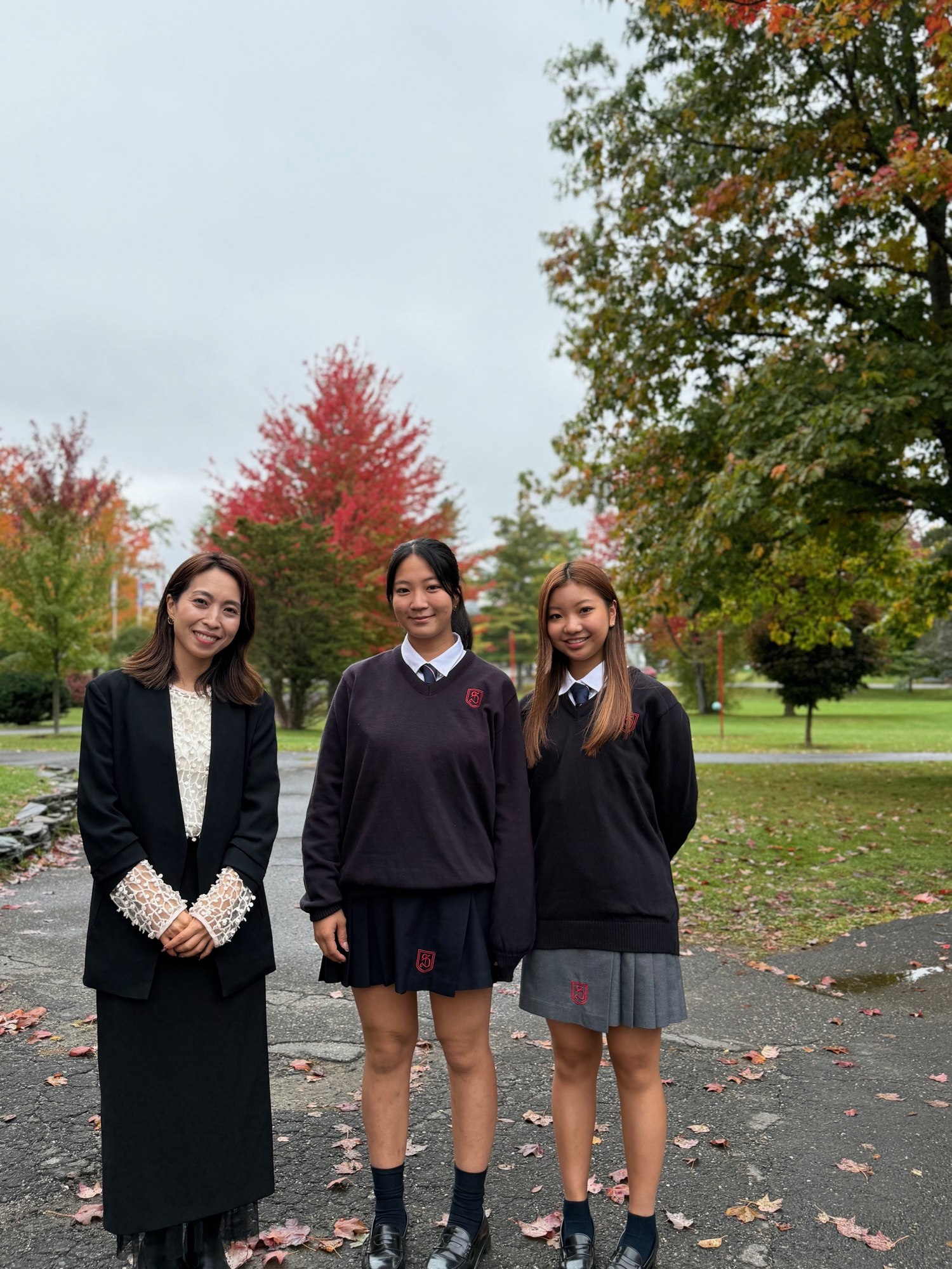 カナダの学校を訪問する西岡彩と生徒さんたち
