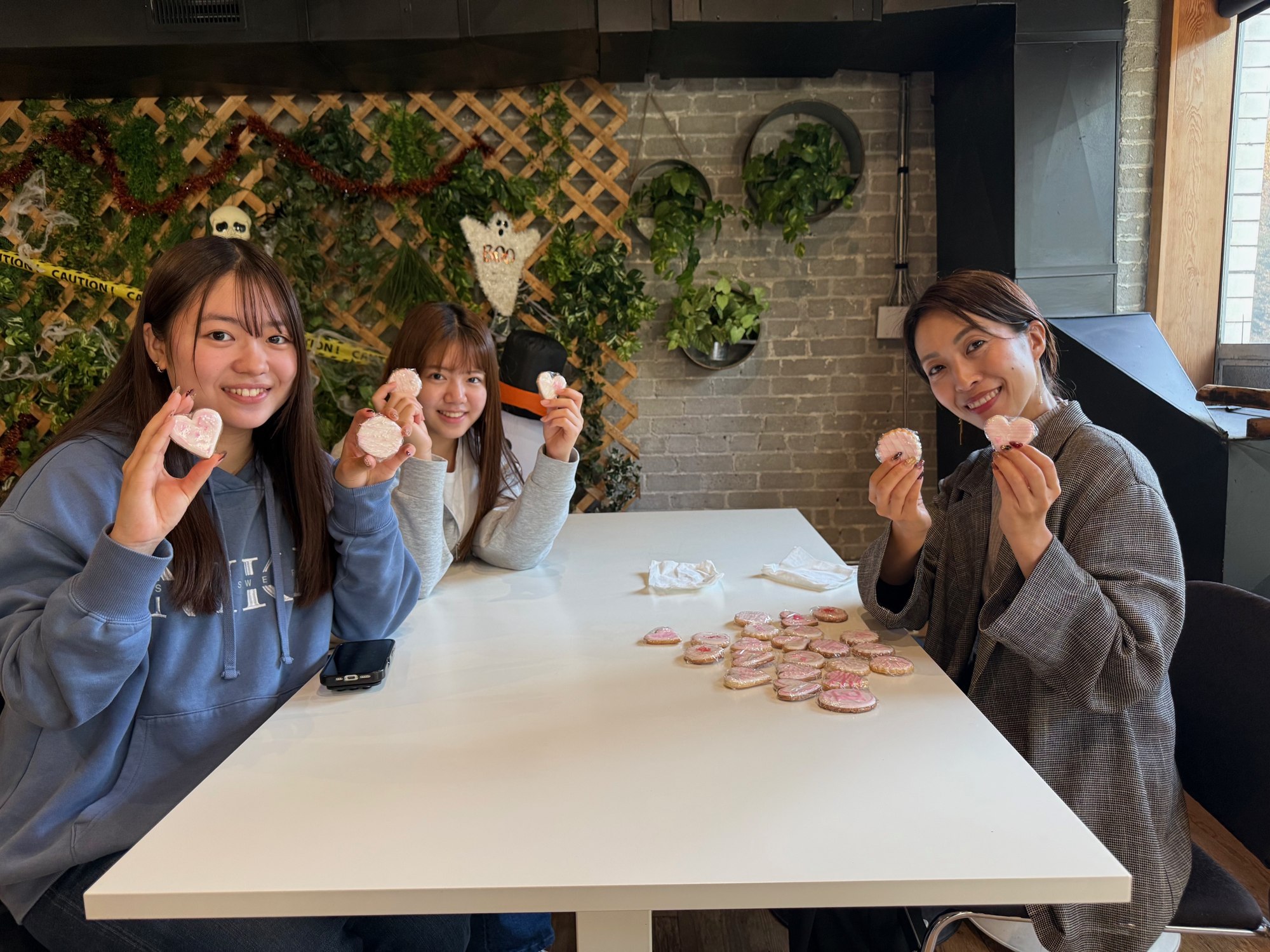 留学について生徒さんと話す西岡彩