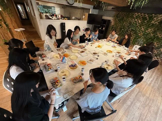 バンクーバーで西岡彩と現地スタッフが留学生に会う様子
