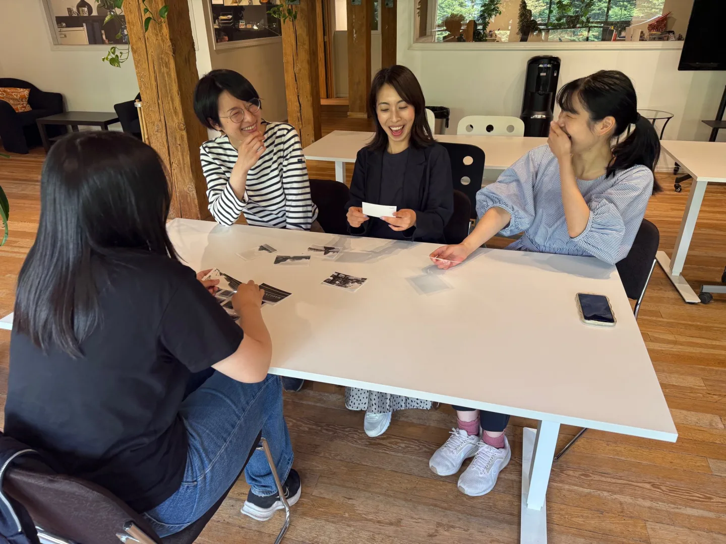カナダ現地で留学生と話すスタッフ