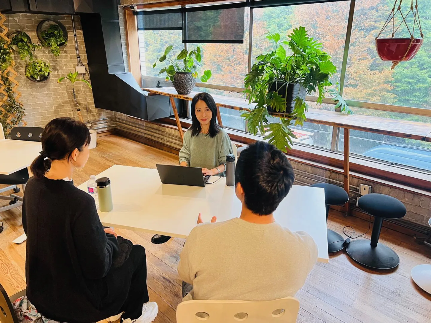 バンクーバー現地オフィスで西岡彩がご家族と面談する様子