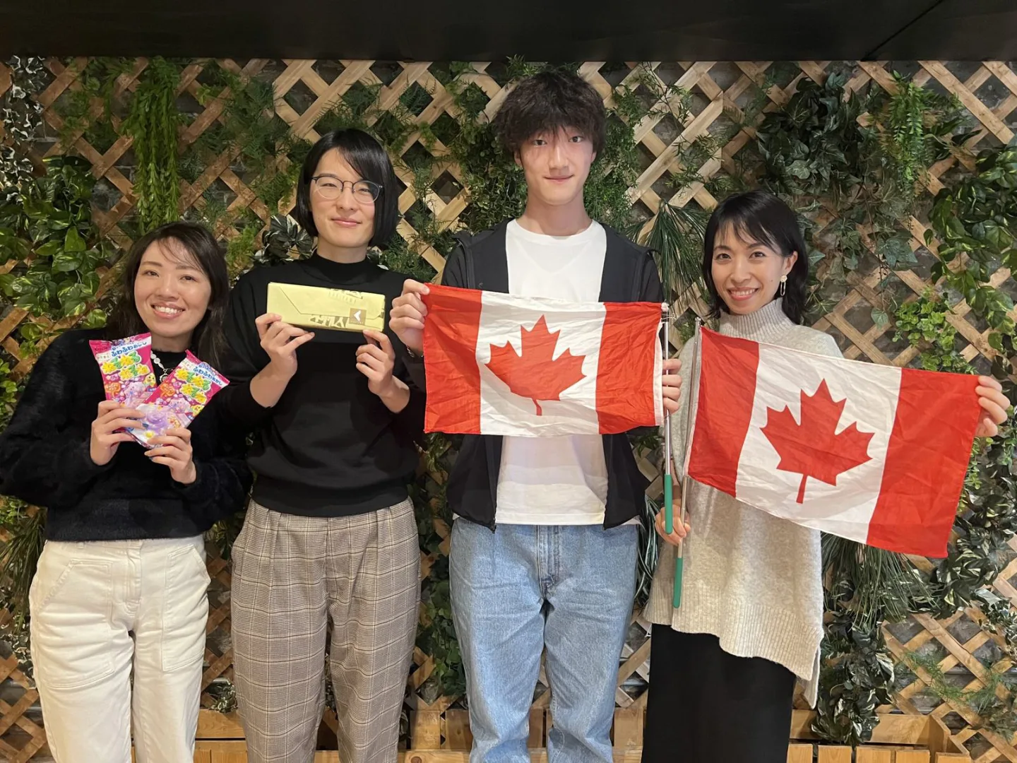 カナダ現地オフィスで留学生と直接会う西岡彩とスタッフ