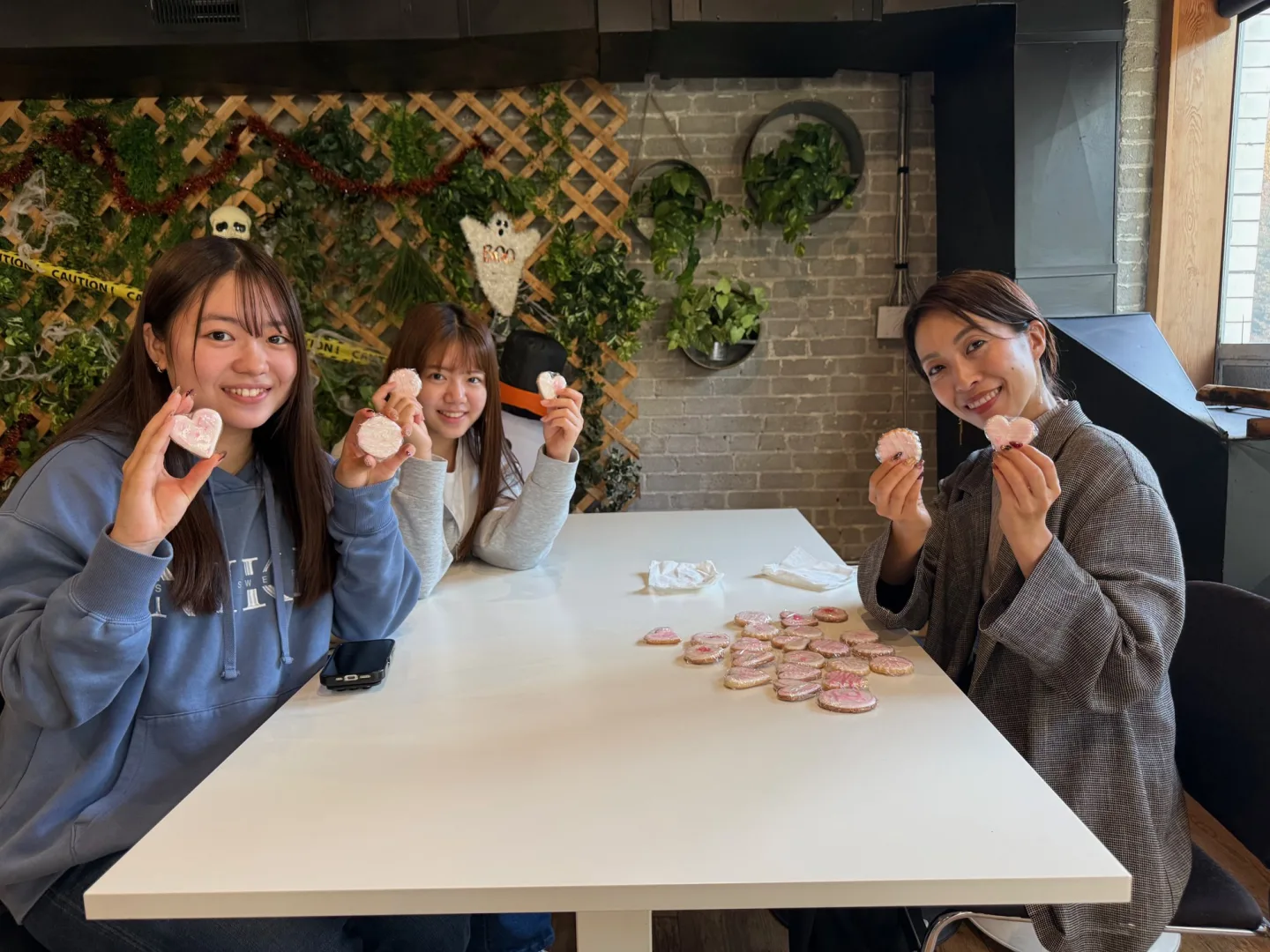 留学について生徒さんと話す西岡彩