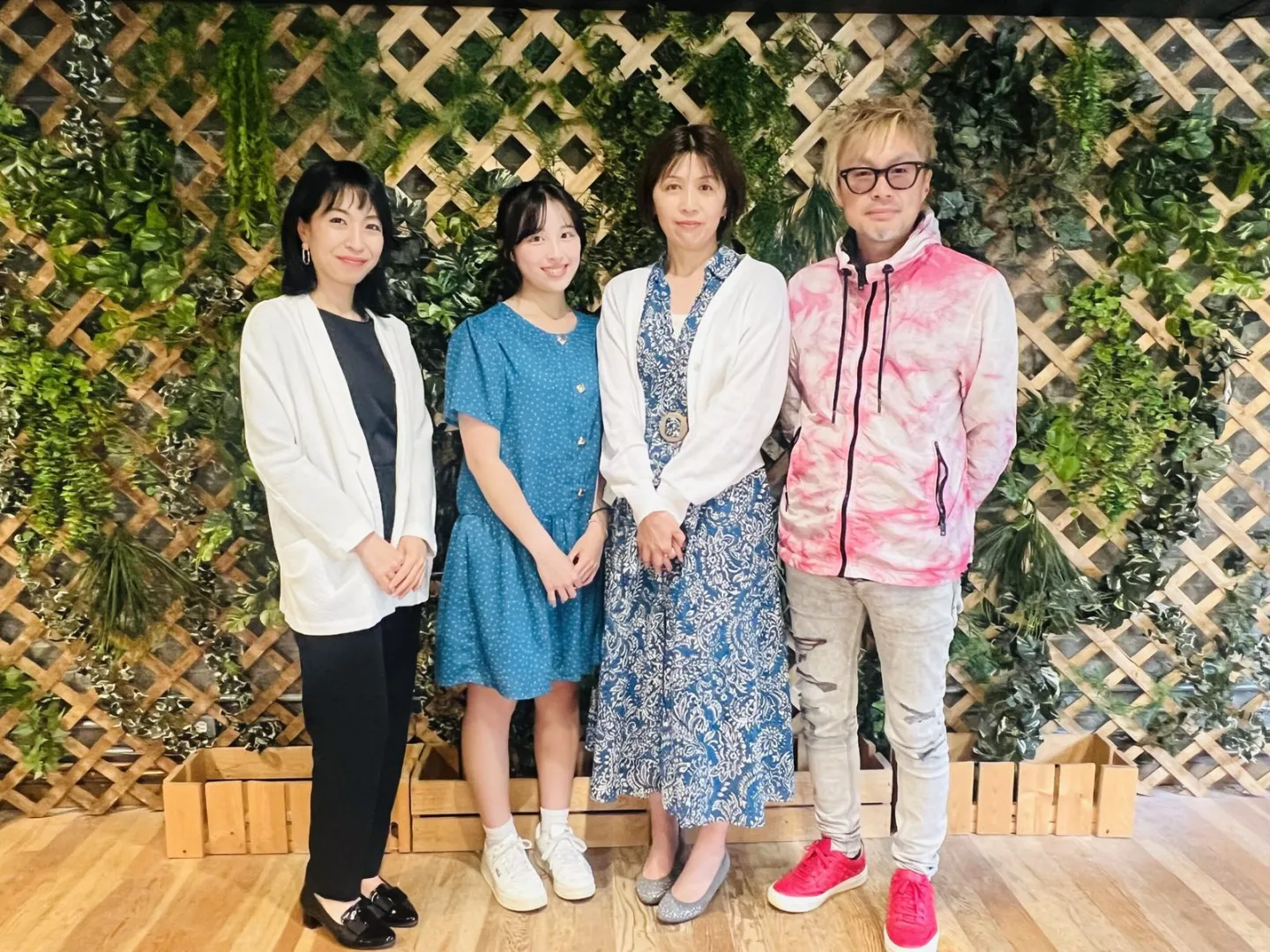 カナダ現地オフィスで生徒と家族に会う西岡彩