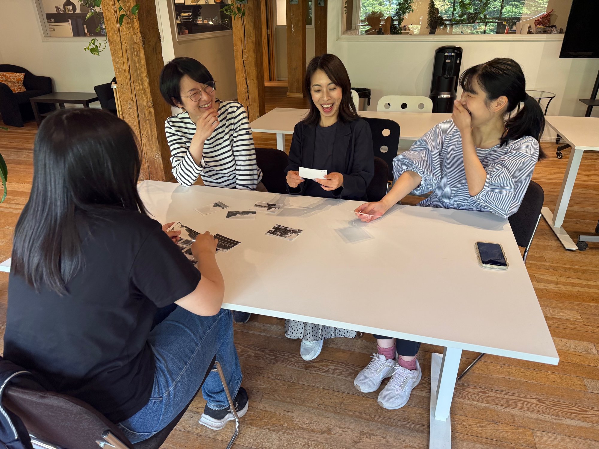 カナダ現地で留学生と話すスタッフ